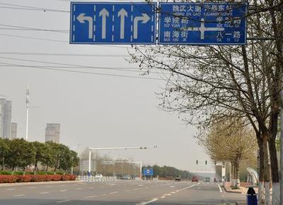 交通標牌和標線到底哪個對?